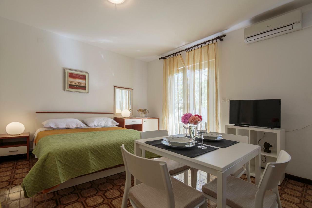 Apartmani Jordana Komiža Buitenkant foto